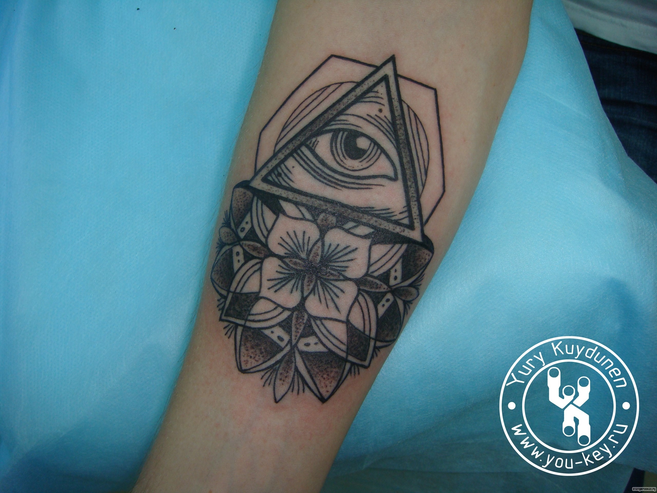 Фотография татуировки под названием «Всевидящее око и цветы»