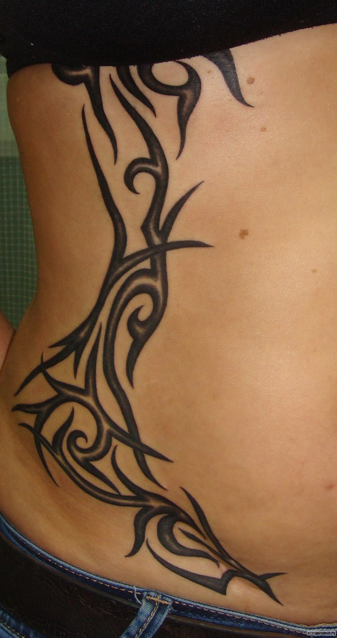 Фотография татуировки под названием «Колкий трайбл узор»