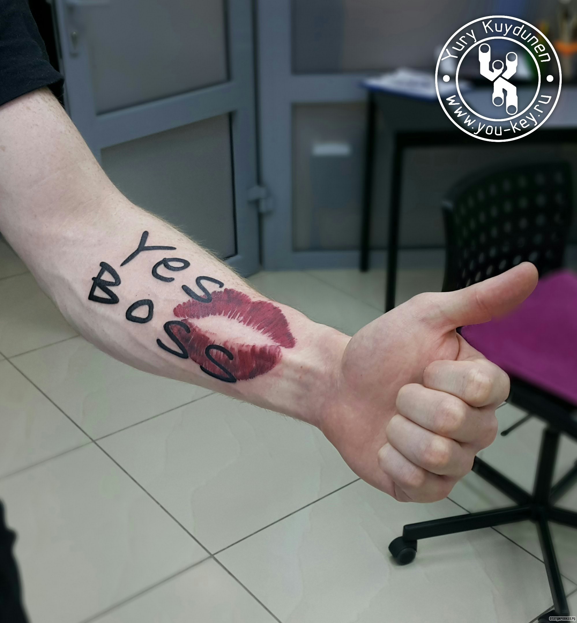 Фотография татуировки под названием «Поцелуй и надпись»