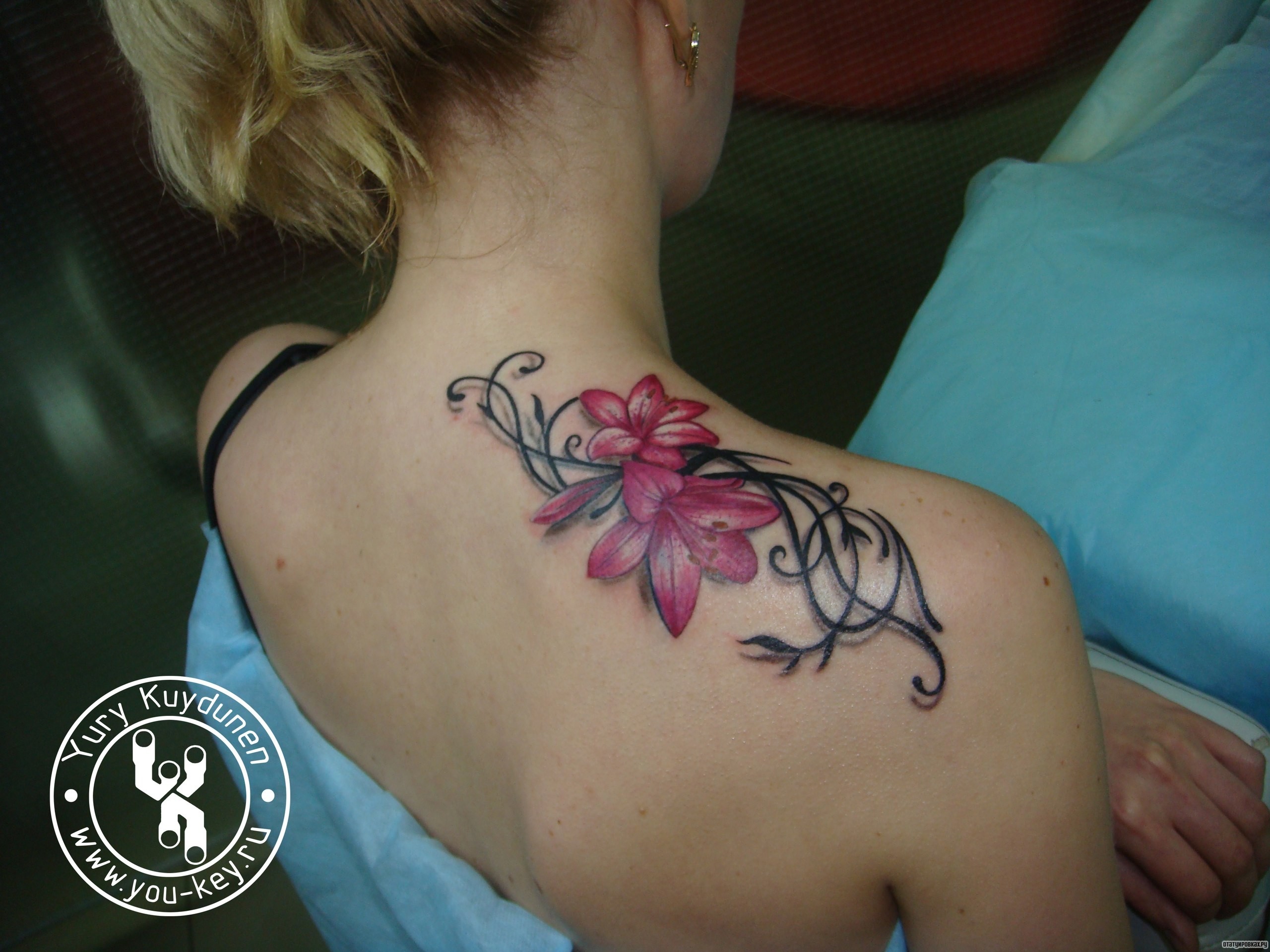 Фотография татуировки под названием «Лилии с узорами»