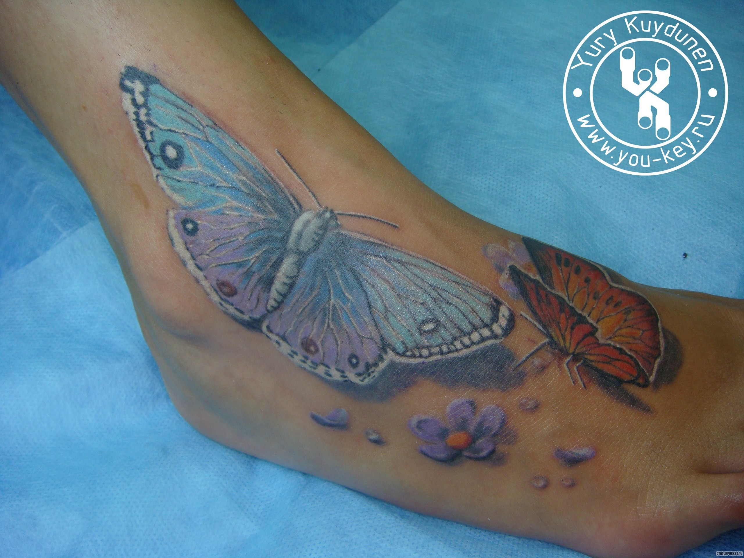 Фотография татуировки под названием «Бабочки и цветы»