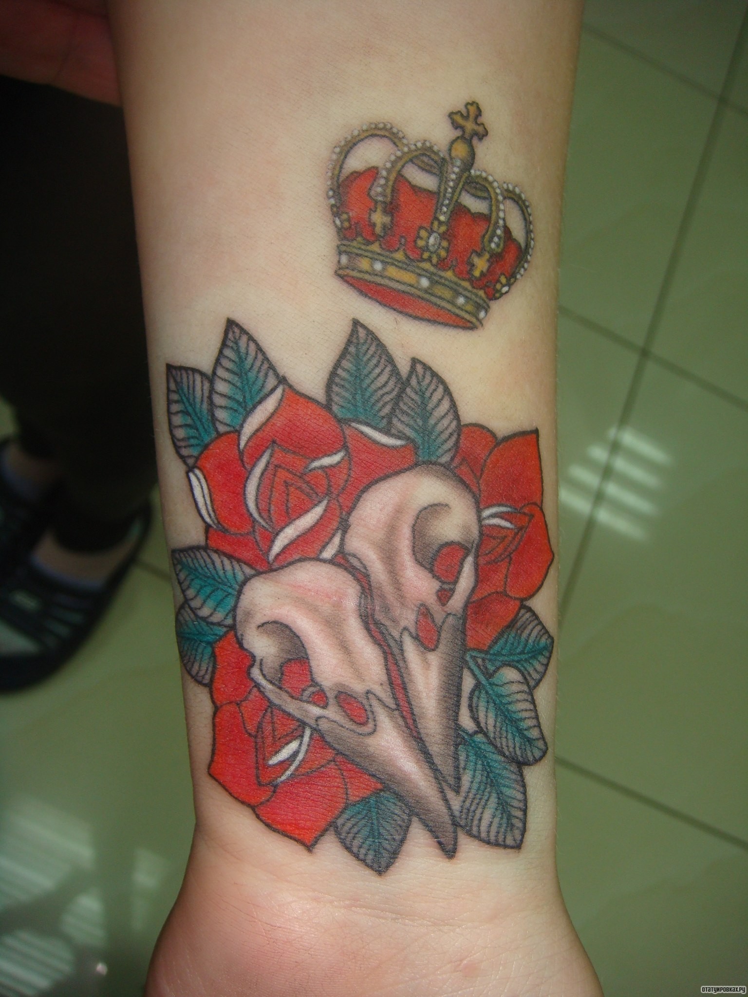 Фотография татуировки под названием «Два черепа вороны с розами и короной»
