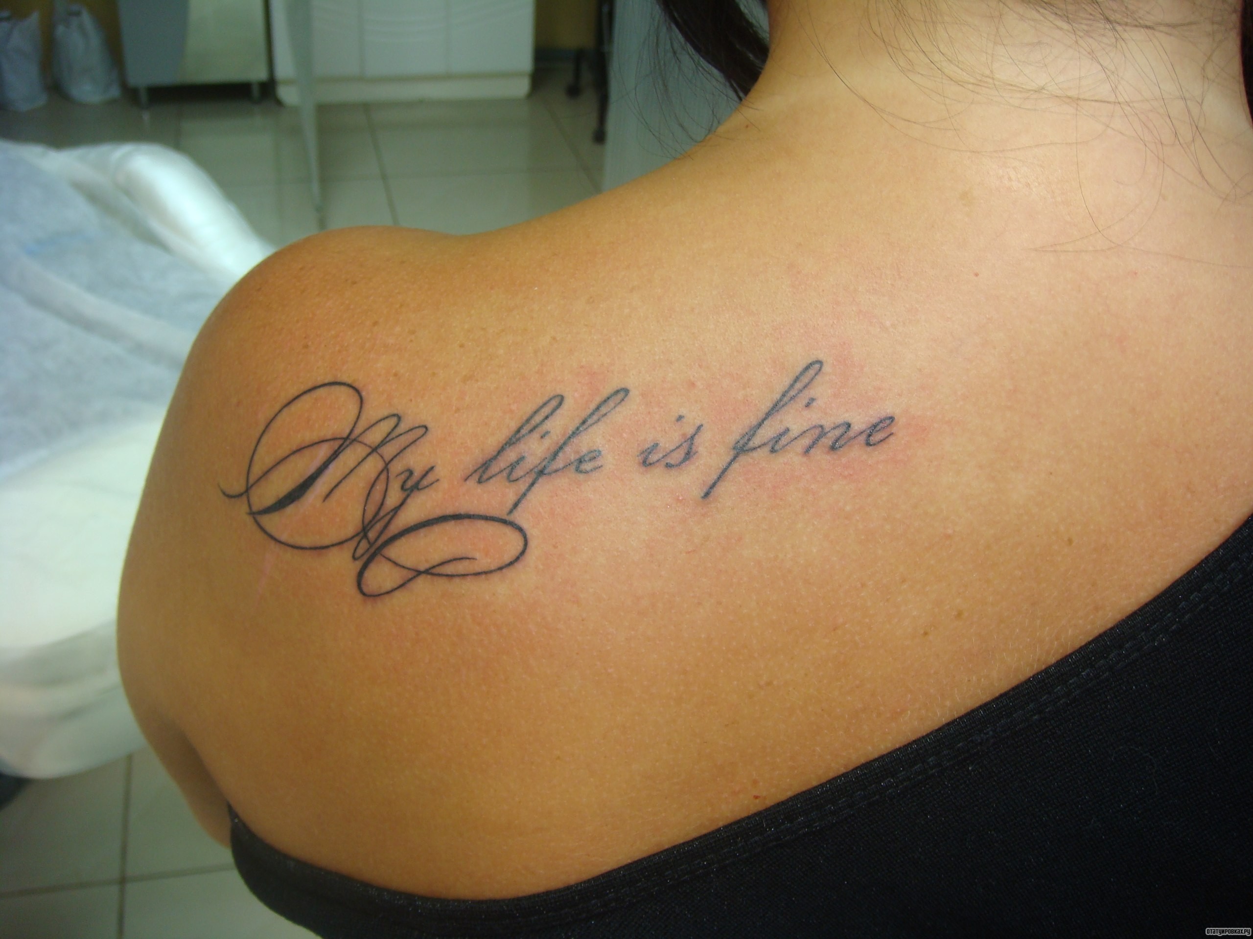 Фотография татуировки под названием «Надпись my life is fine»