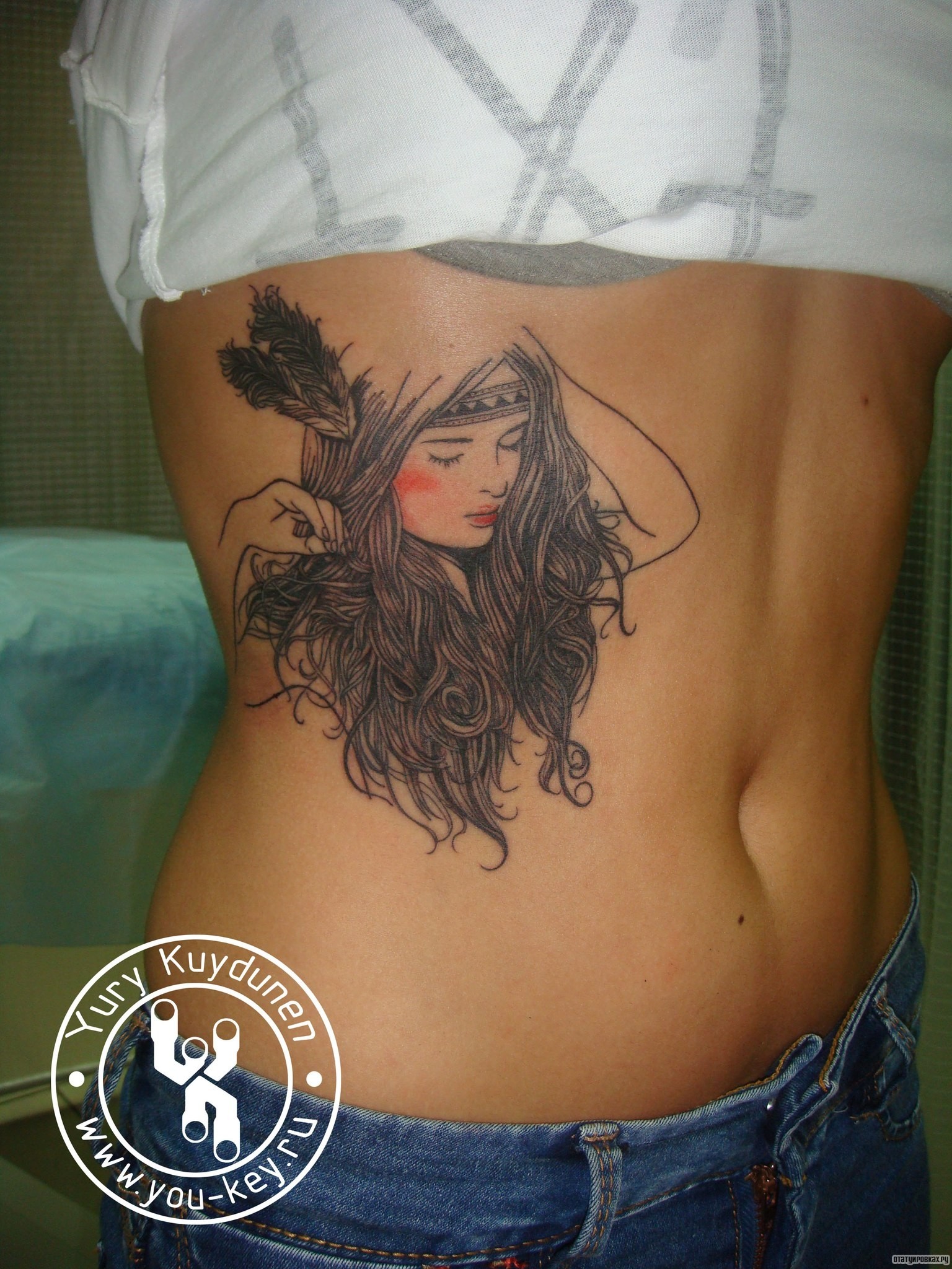 Фотография татуировки под названием «Девушка с перьями»