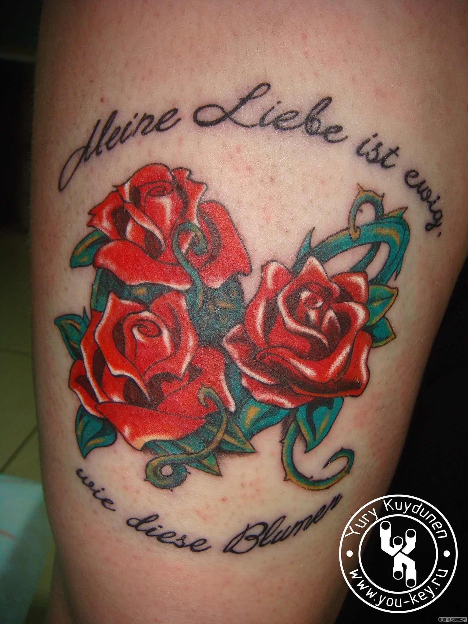 Фотография татуировки под названием «Три розы и надпись»