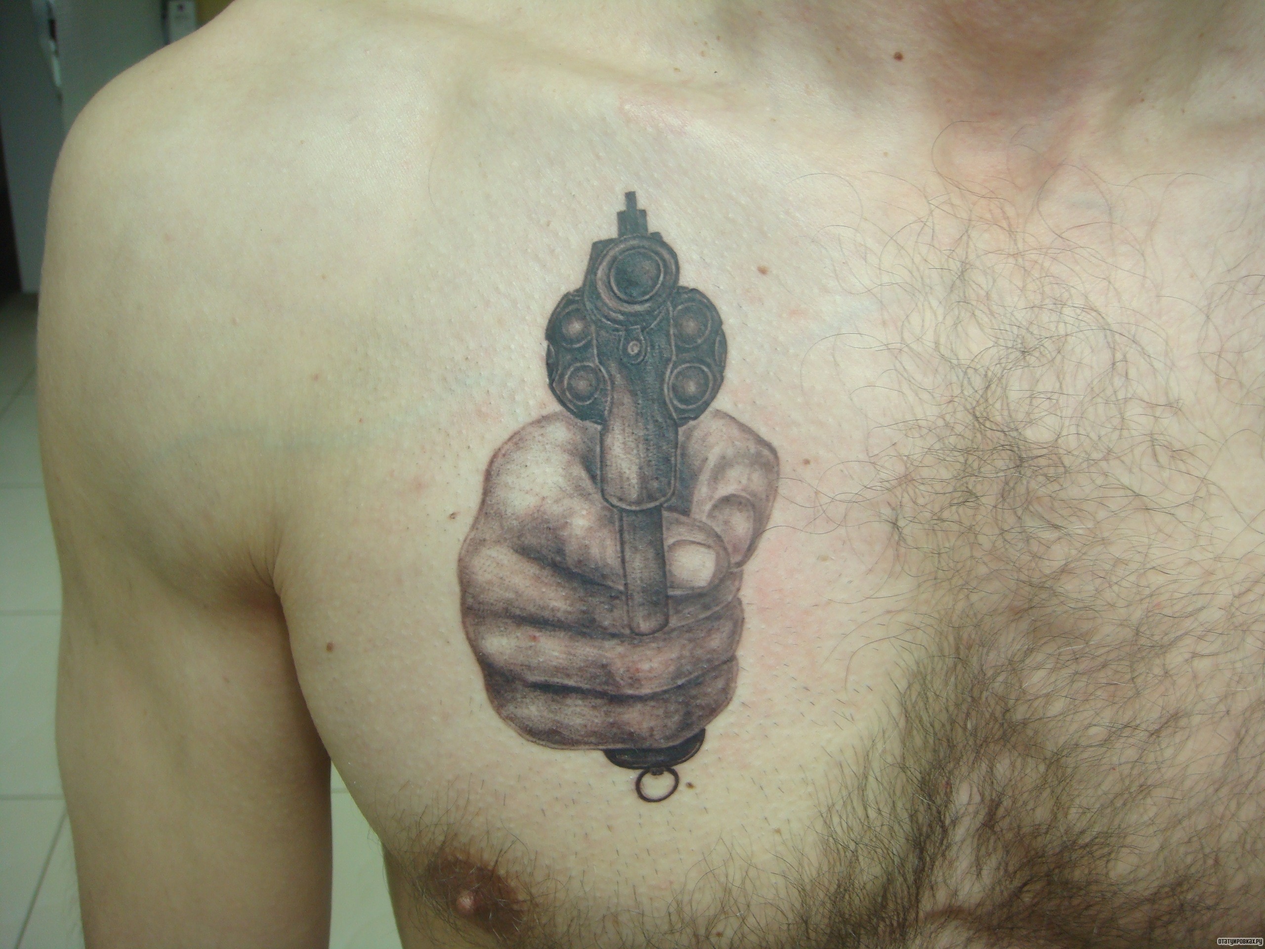 Фотография татуировки под названием «Пистолет в руке»