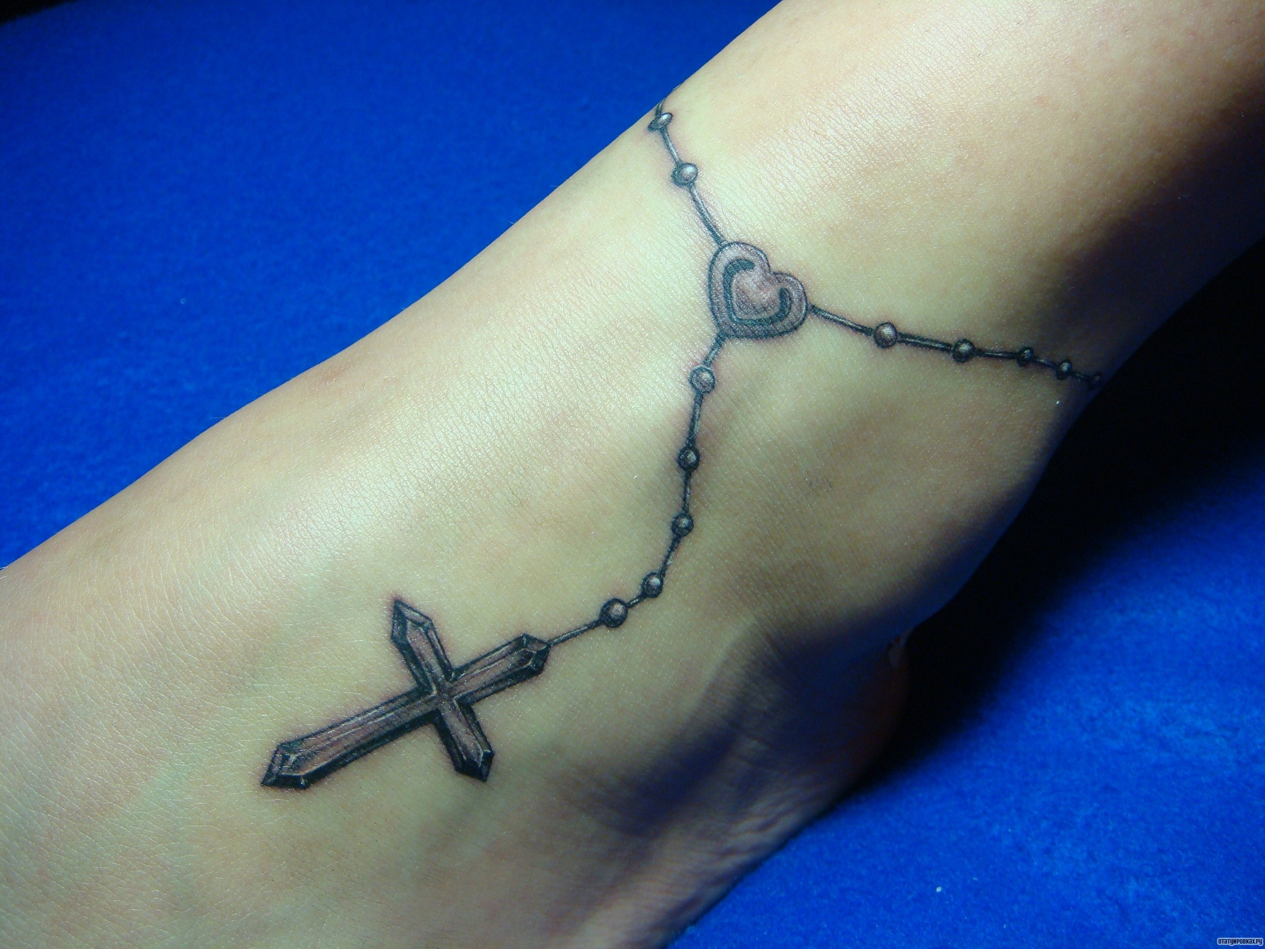 Фотография татуировки под названием «Крест на цепочке»