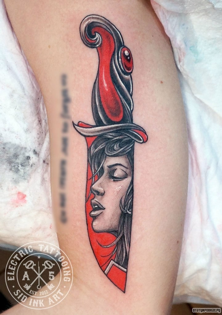 Фотография татуировки под названием «Девушка в отражении ножа»