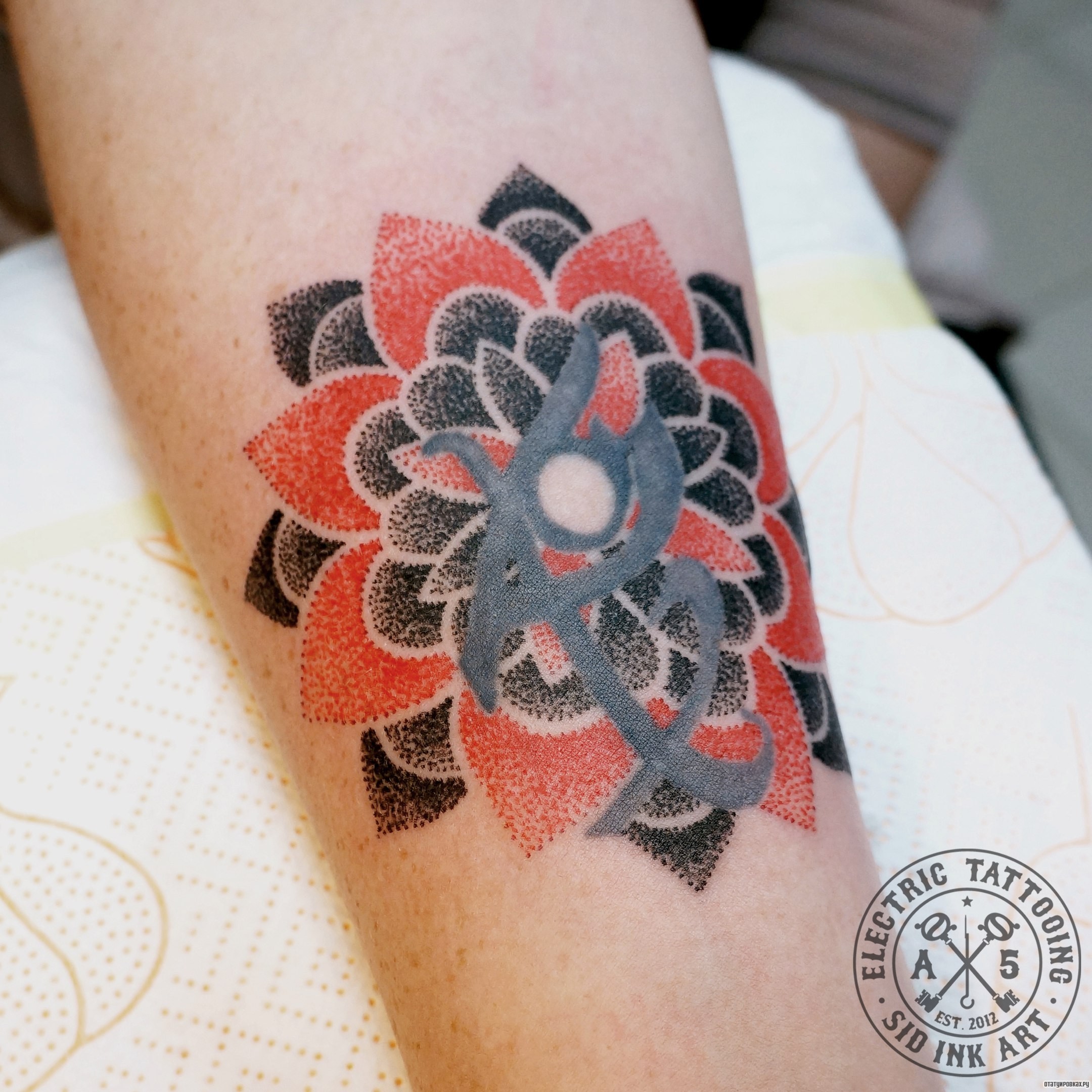 Фотография татуировки под названием «Черно-красная мандала»