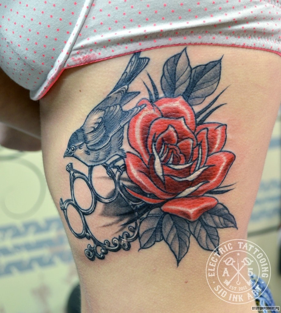 Фотография татуировки под названием «Синичка на кастете с розой»