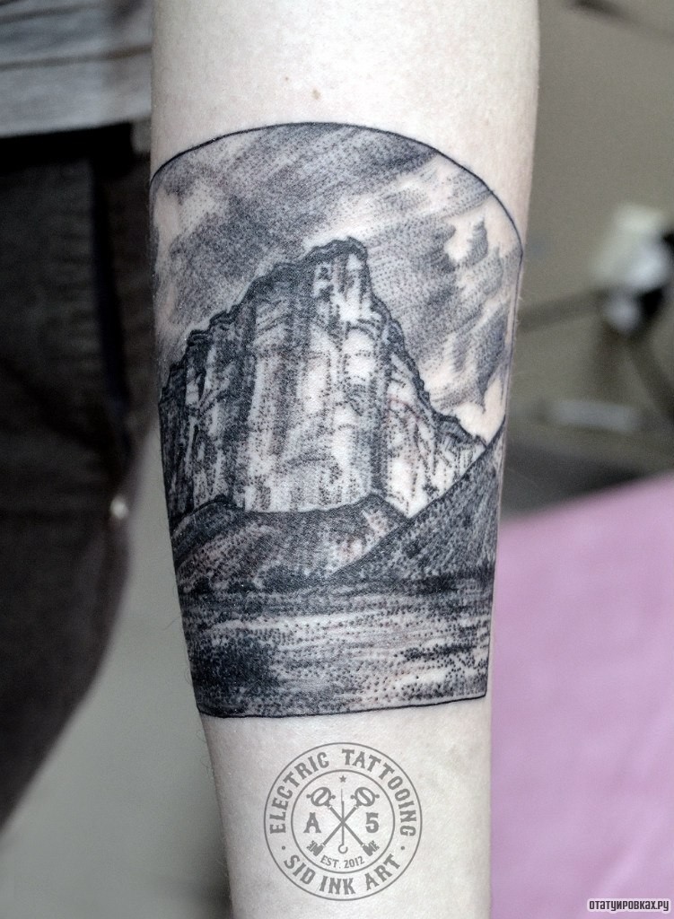 Фотография татуировки под названием «Гора»