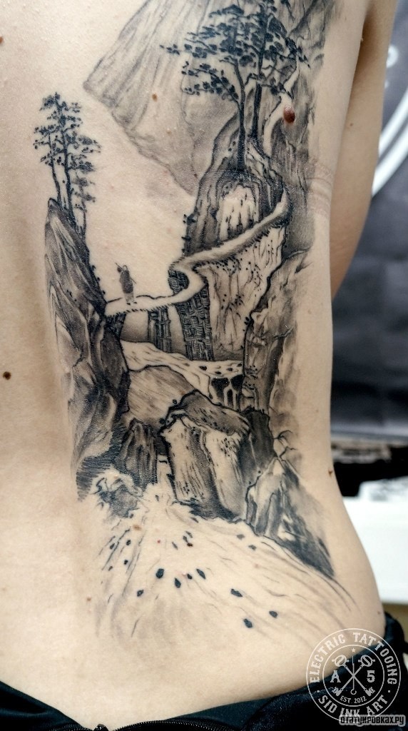 Фотография татуировки под названием «Горы природа»