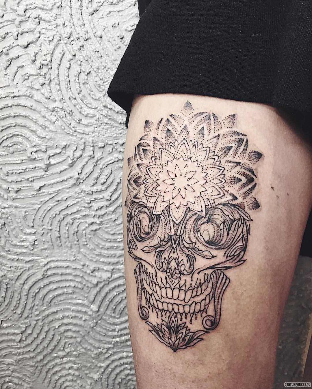 Фотография татуировки под названием «Череп с мандалой»