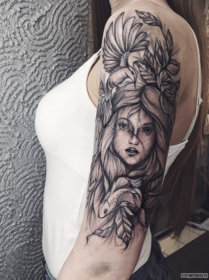 Фотография татуировки под названием «Девушка и колибри»