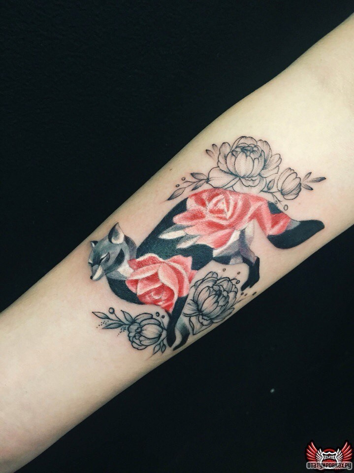Фотография татуировки под названием «Лиса с розами»