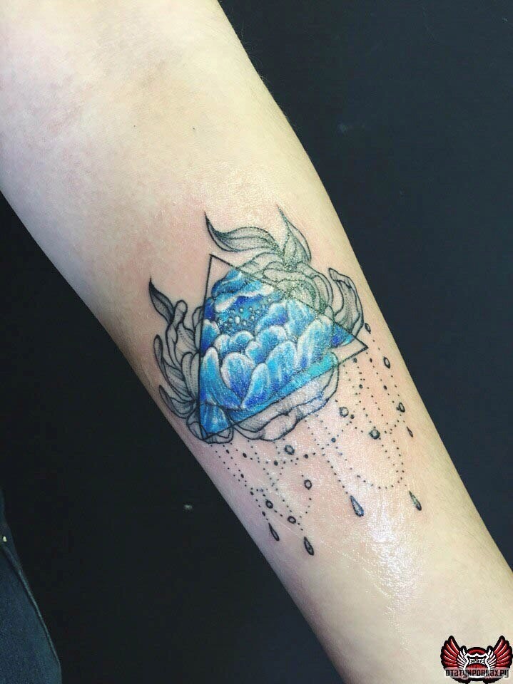 Фотография татуировки под названием «Голубой пион в треугольнике»