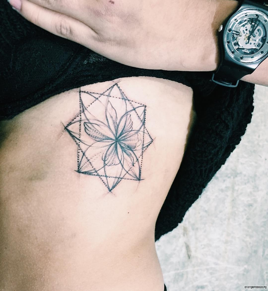 Фотография татуировки под названием «Геометрический цветок»