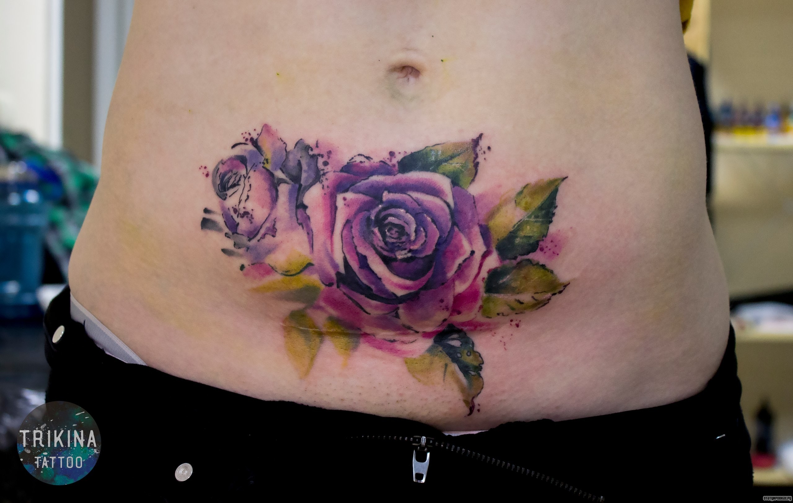 Фотография татуировки под названием «Розы фиолетовые и зеленые листья»