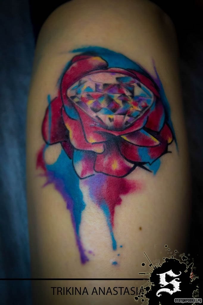 Фотография татуировки под названием «Алмаз в цветке»