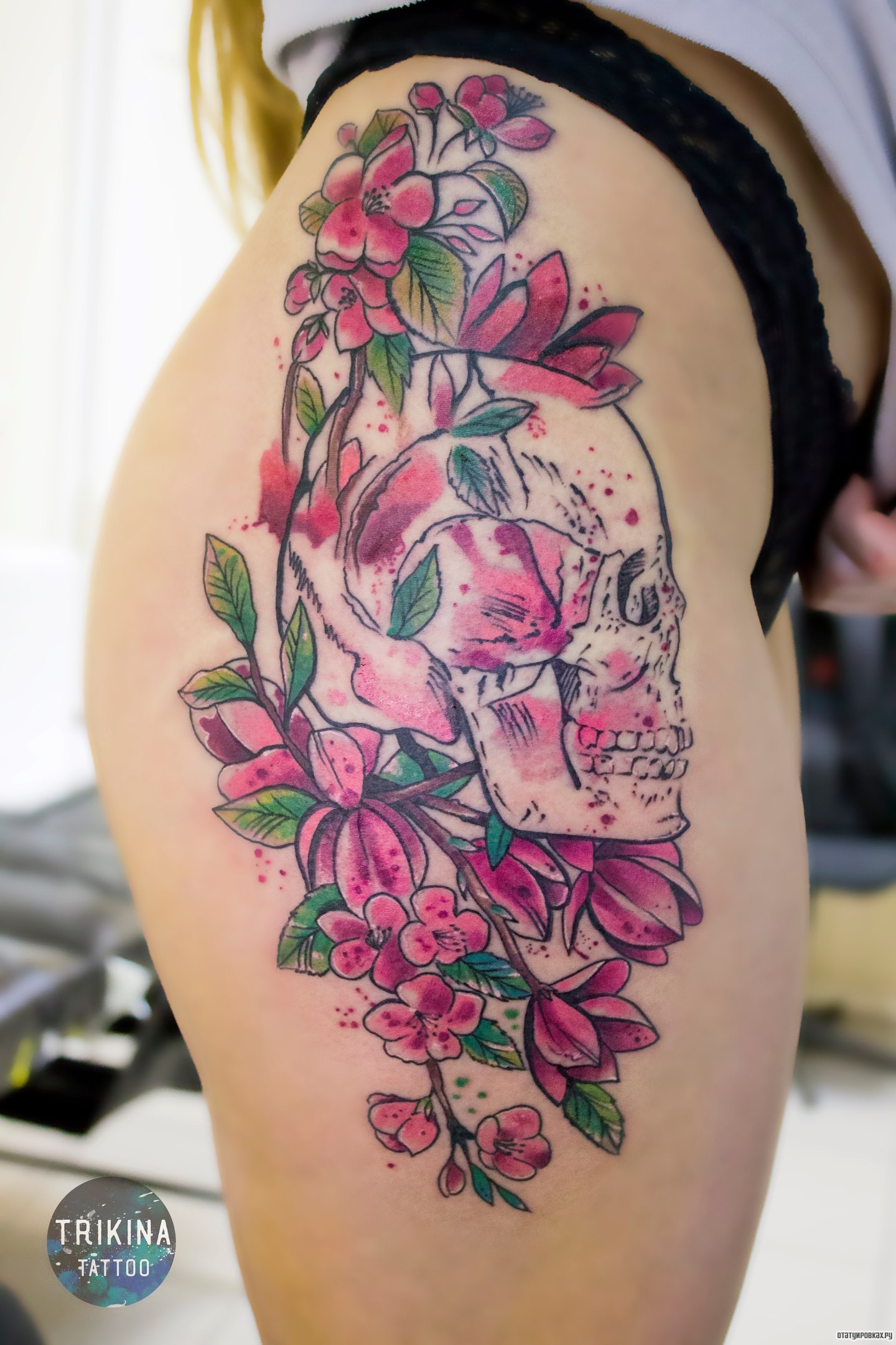 Фотография татуировки под названием «Череп с красными цветами»