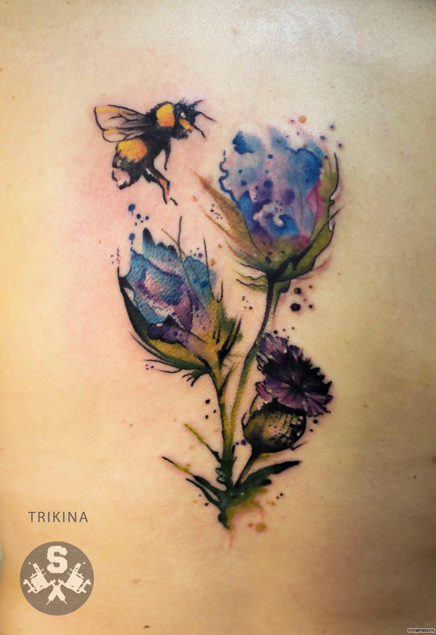 Фотография татуировки под названием «Пчела у цветка»