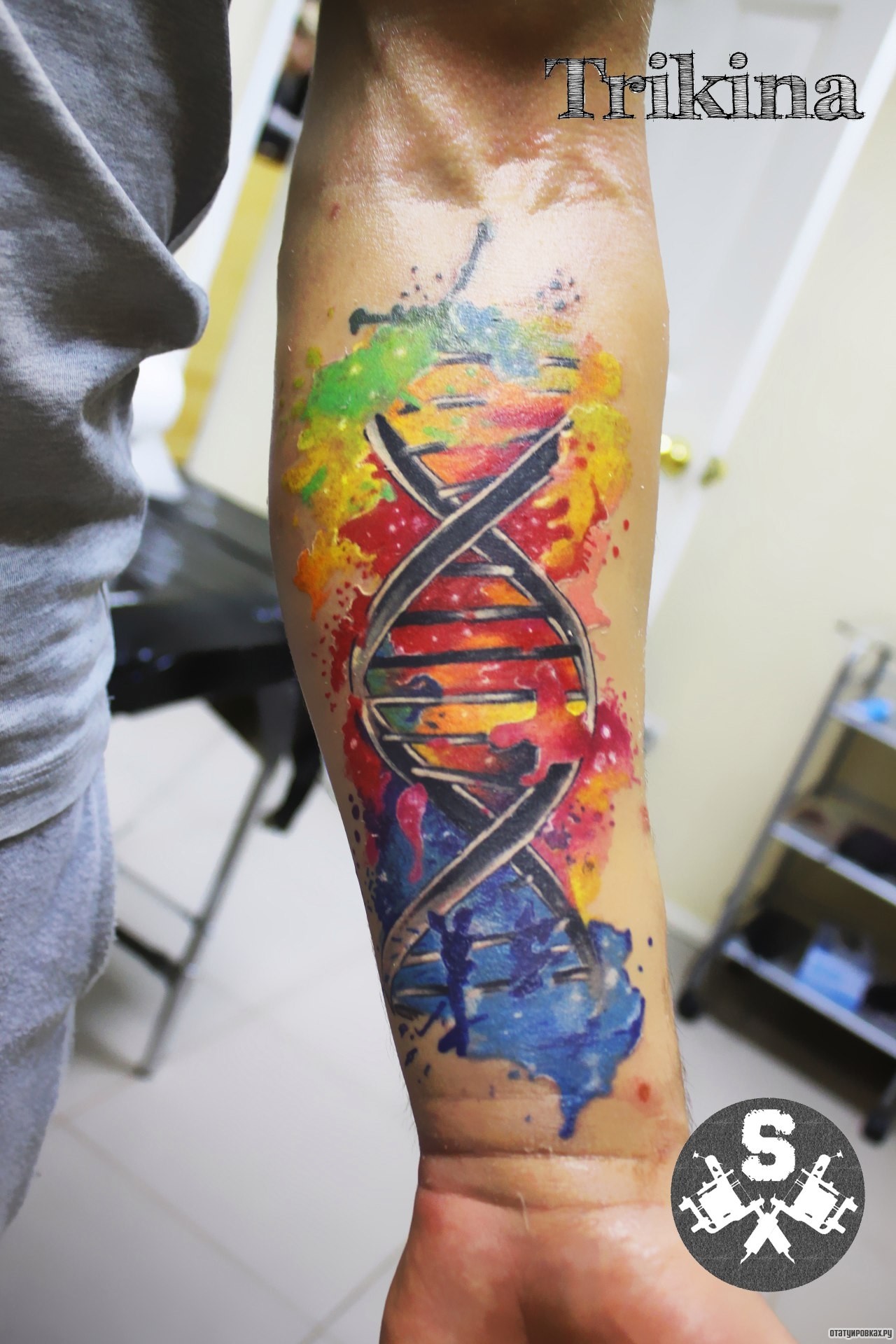 Фотография татуировки под названием «Спиралевидная лестница в красках»