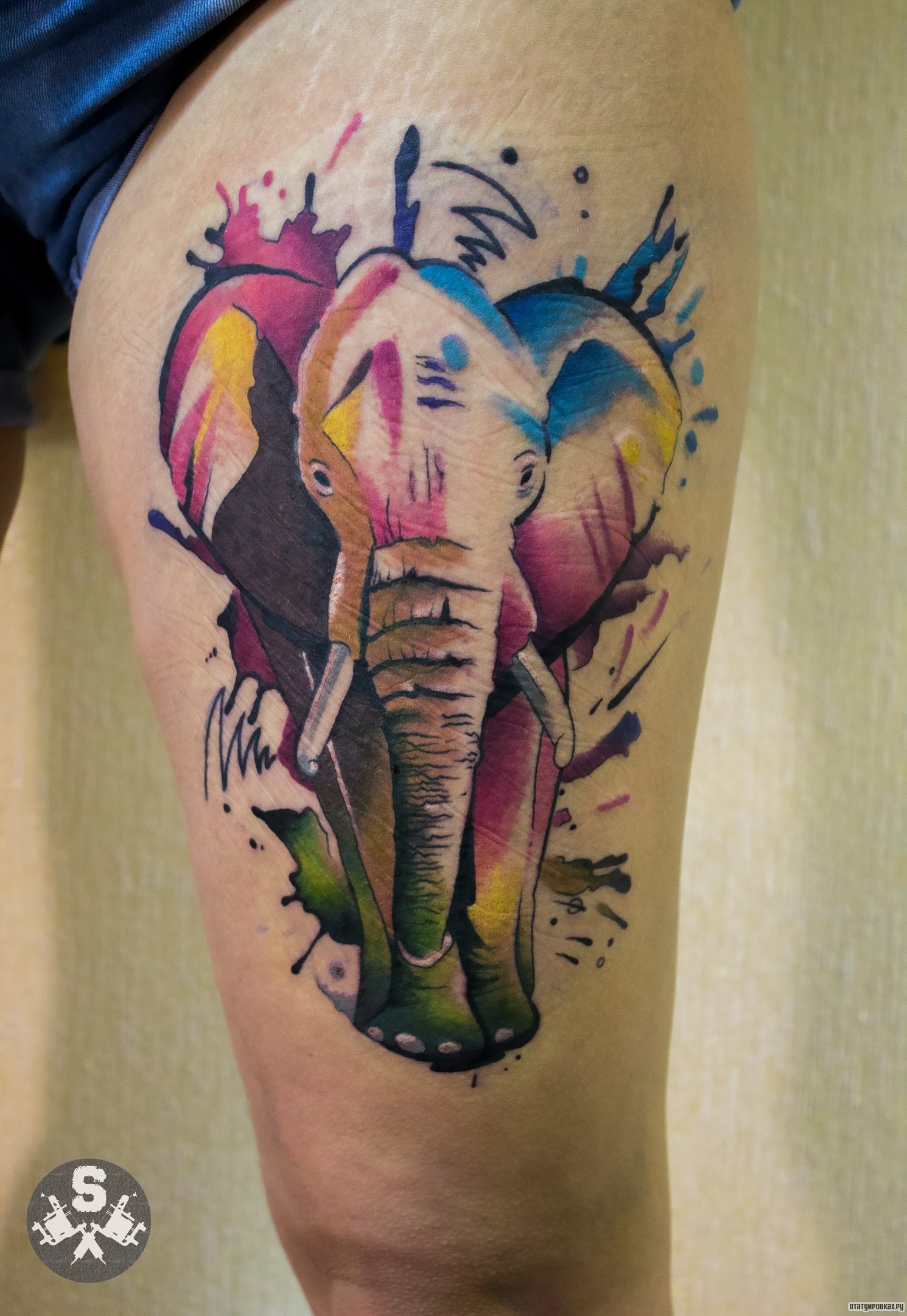 Фотография татуировки под названием «Расноцветный слон»
