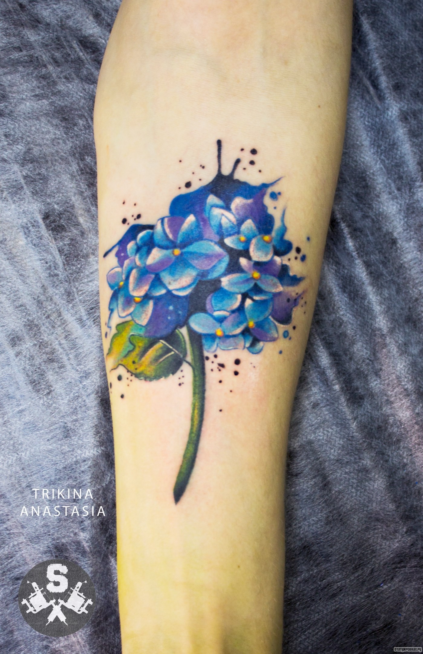 Фотография татуировки под названием «Синие цветы»