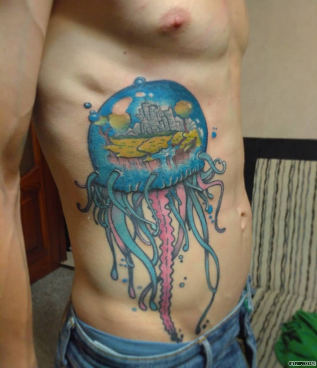 Фотография татуировки под названием «Медуза с городом внутри»