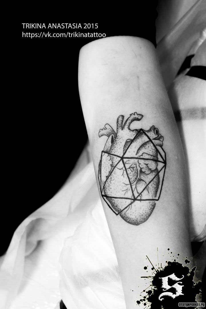 Фотография татуировки под названием «Сердце в линиях»