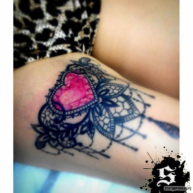Фотография татуировки под названием «Сердце с украшением»