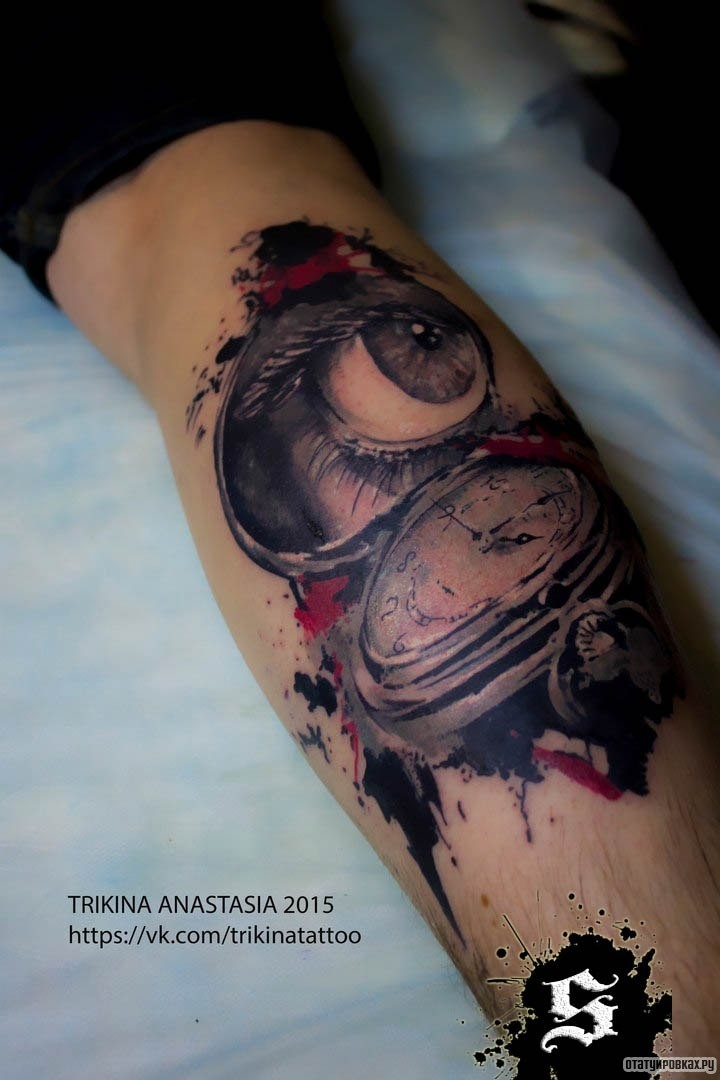 Фотография татуировки под названием «Глаз и часы»