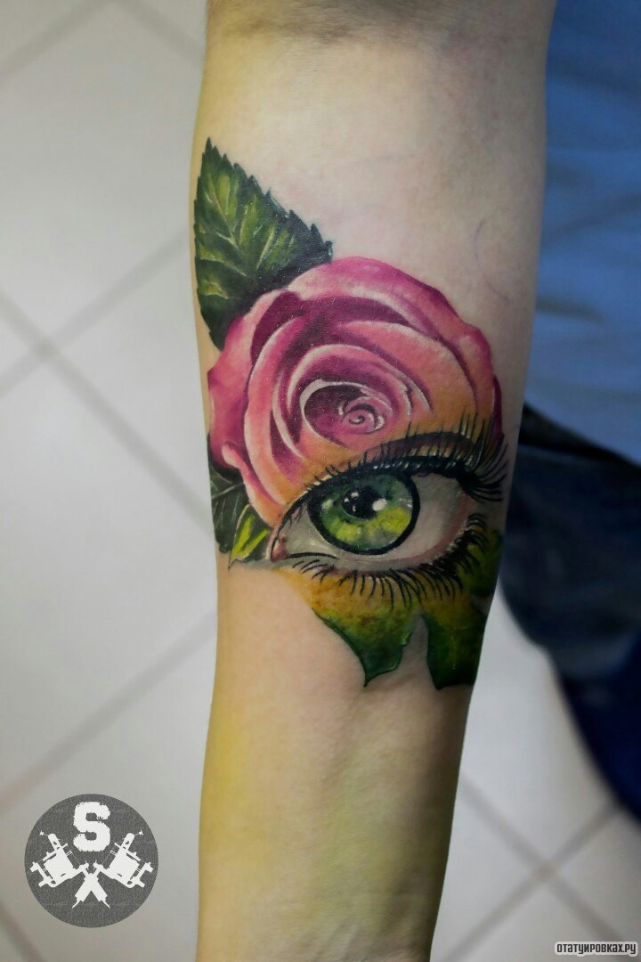 Фотография татуировки под названием «Глаз и роза»