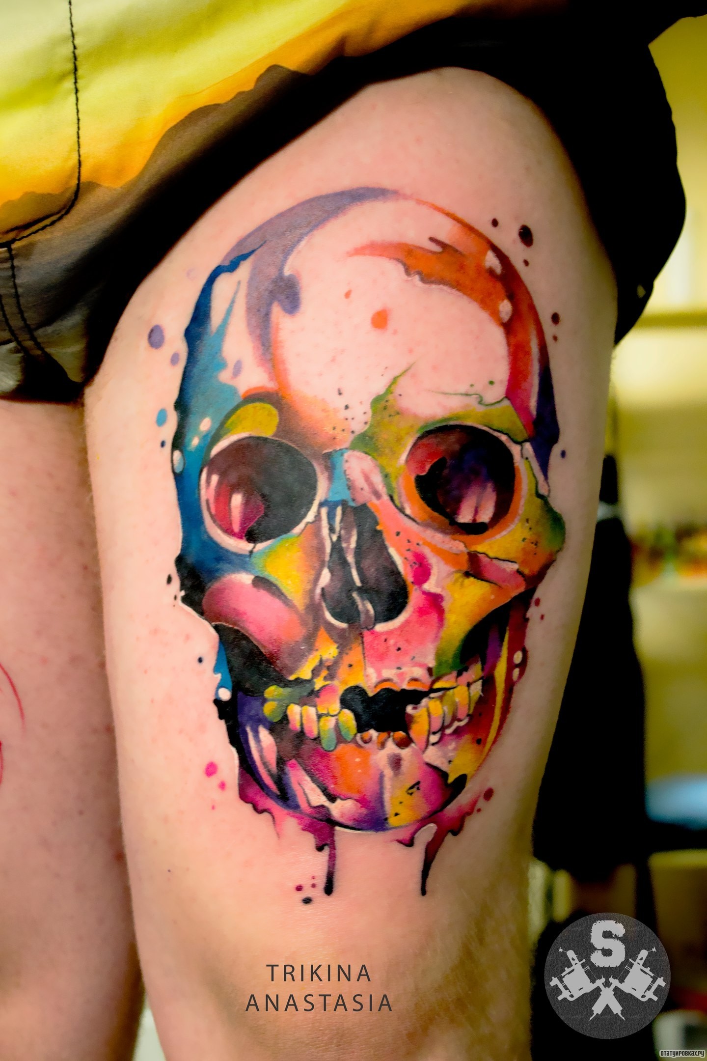 Фотография татуировки под названием «Цветной череп»