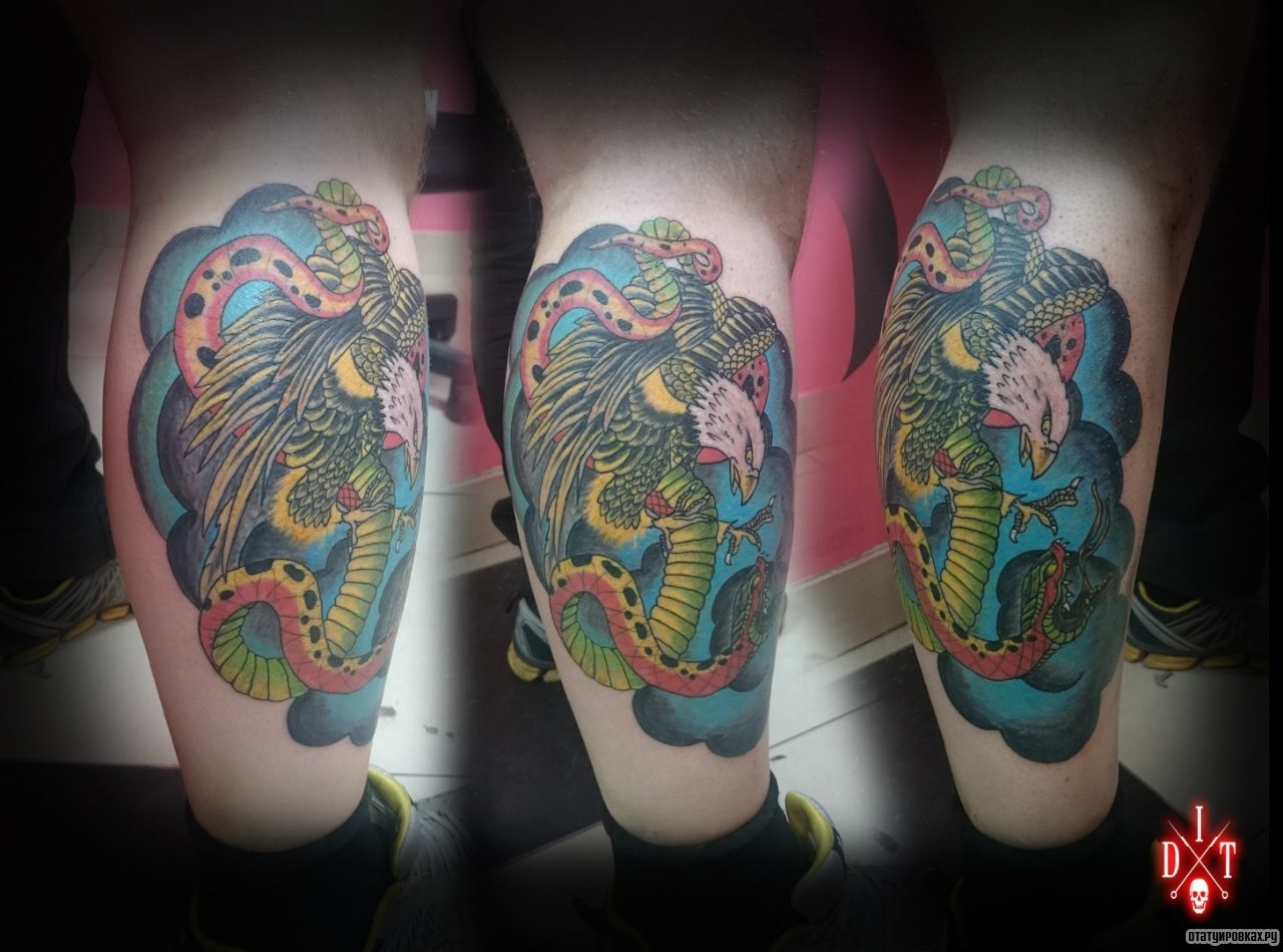 Фотография татуировки под названием «Орел со змеей»