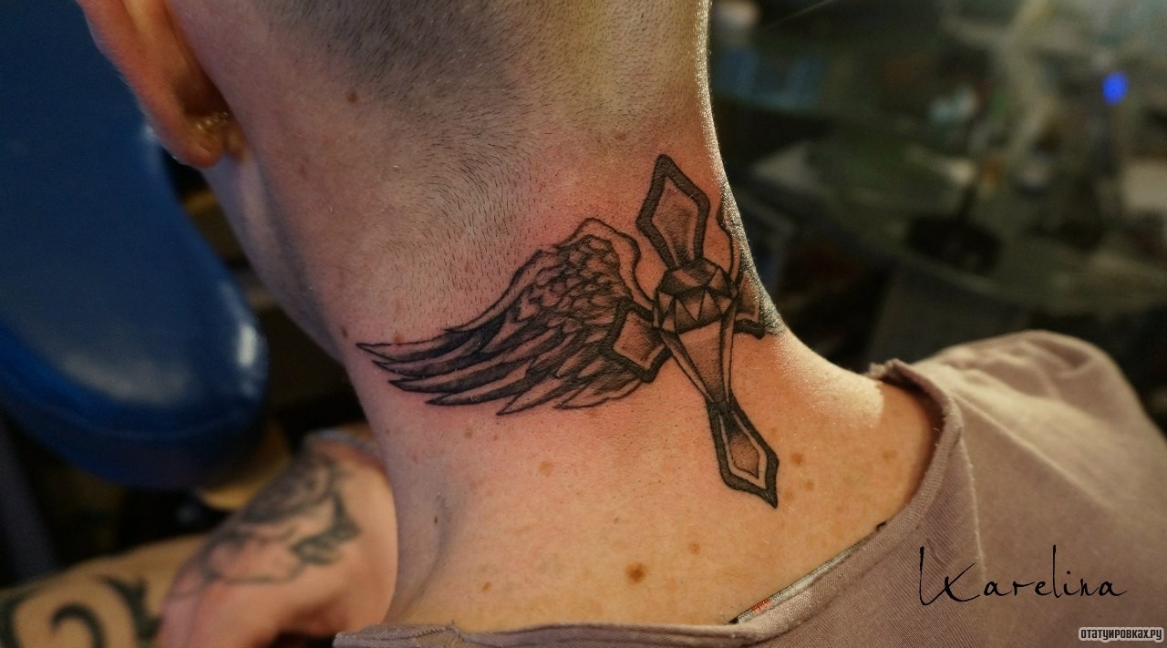 Фотография татуировки под названием «Крест с крыльями»