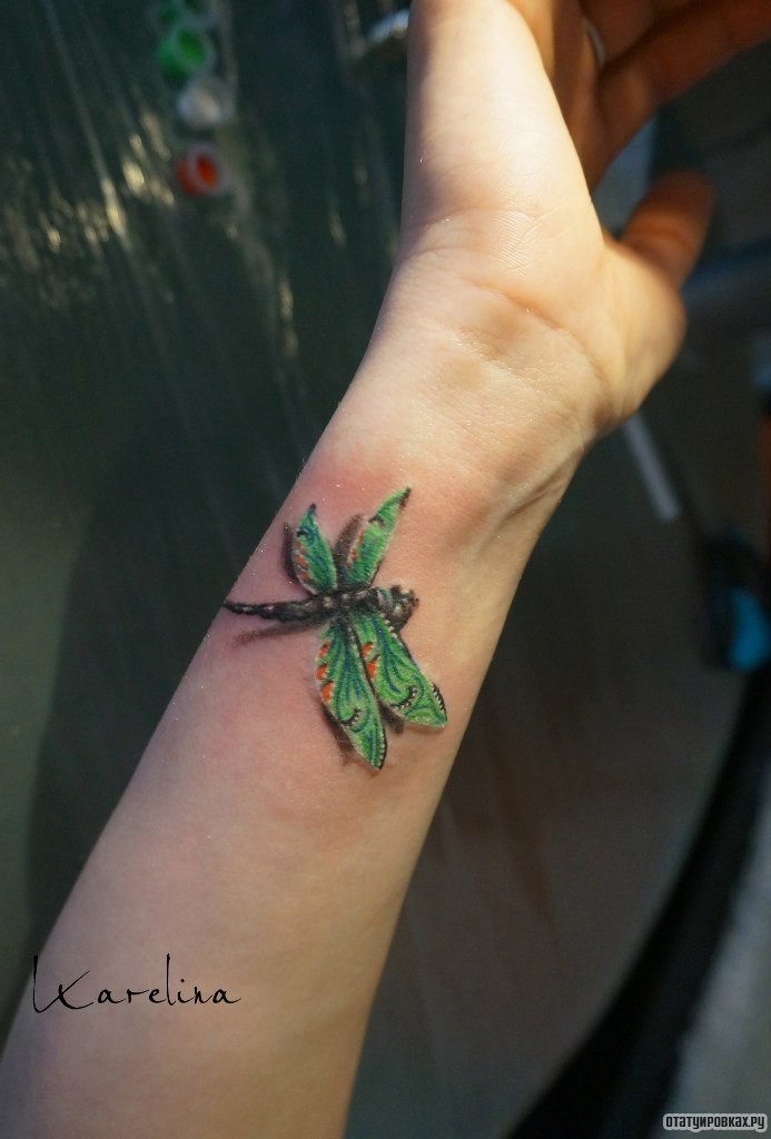 Фотография татуировки под названием «Стрекоза с зелеными крыльями»