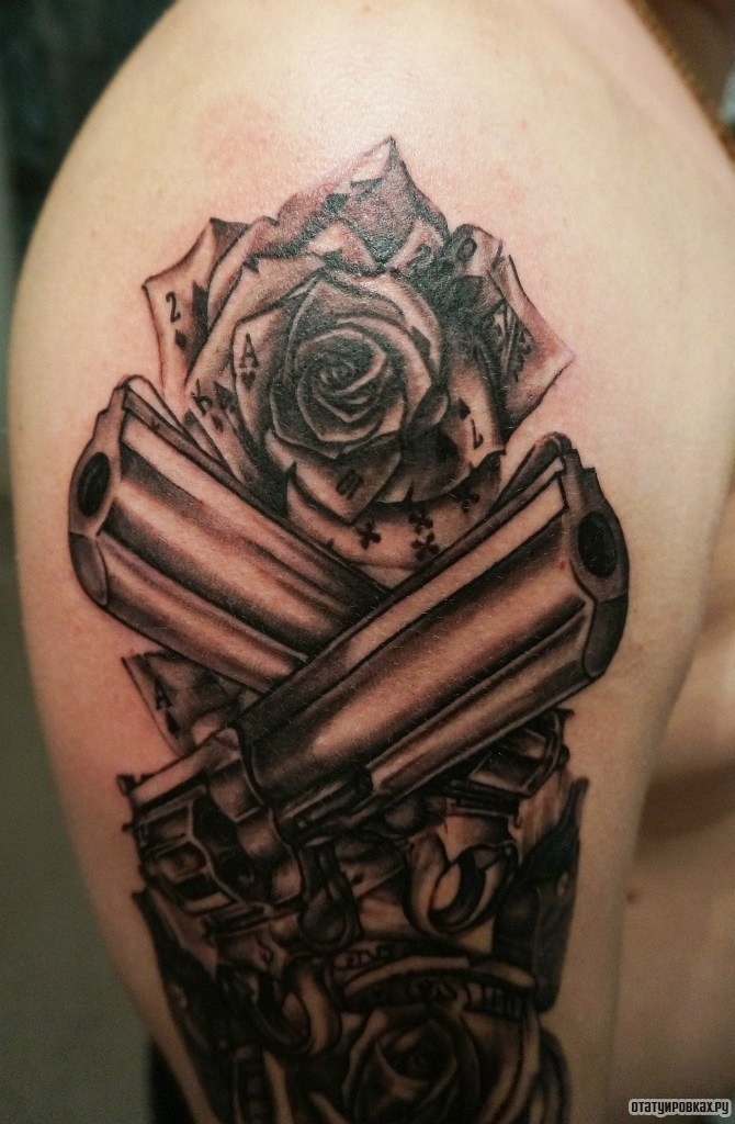 Фотография татуировки под названием «Пистолеты и роза из карт»