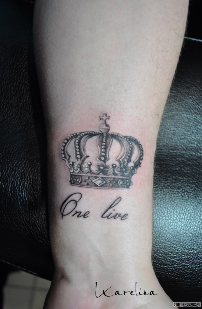 Фотография татуировки под названием «Корона one live надпись»