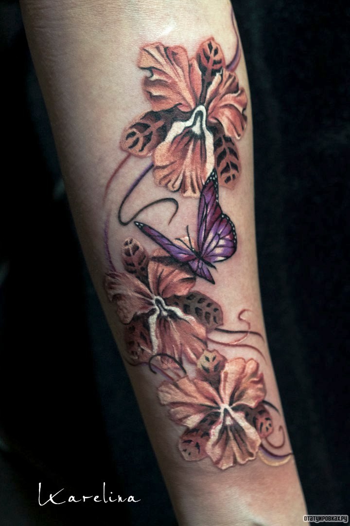 Фотография татуировки под названием «Бабочка на цветах»