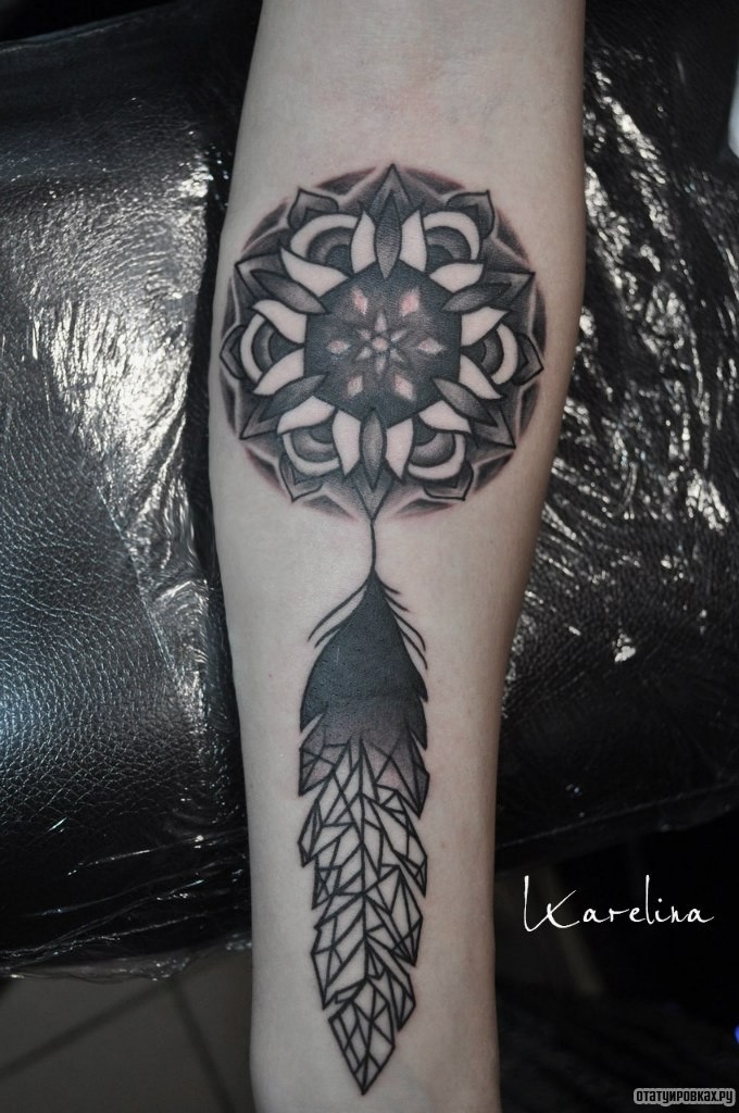 Фотография татуировки под названием «Мандала с пером»