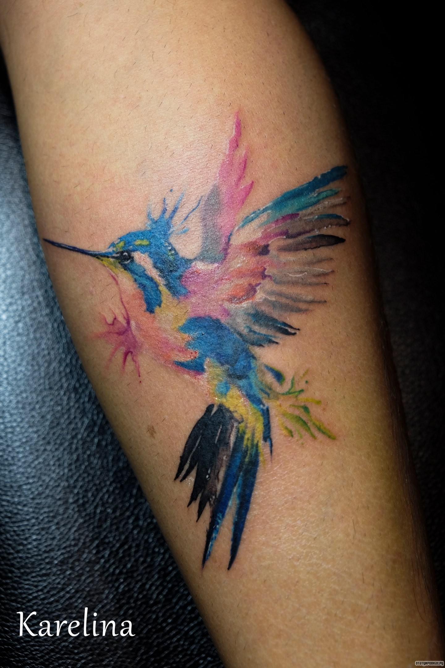 Фотография татуировки под названием «Колибри в красках»