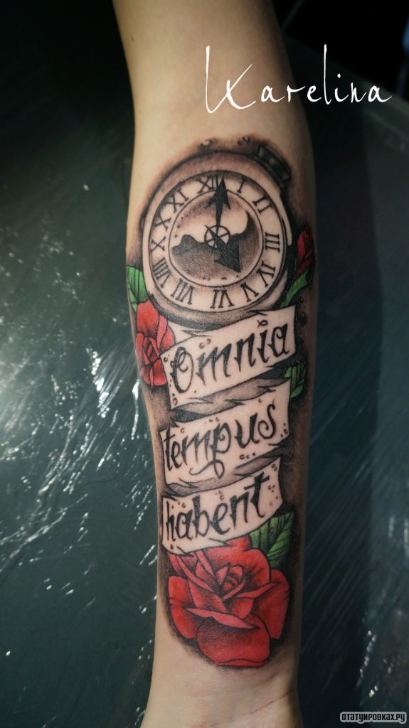 Фотография татуировки под названием «Часы, надпись, розы»