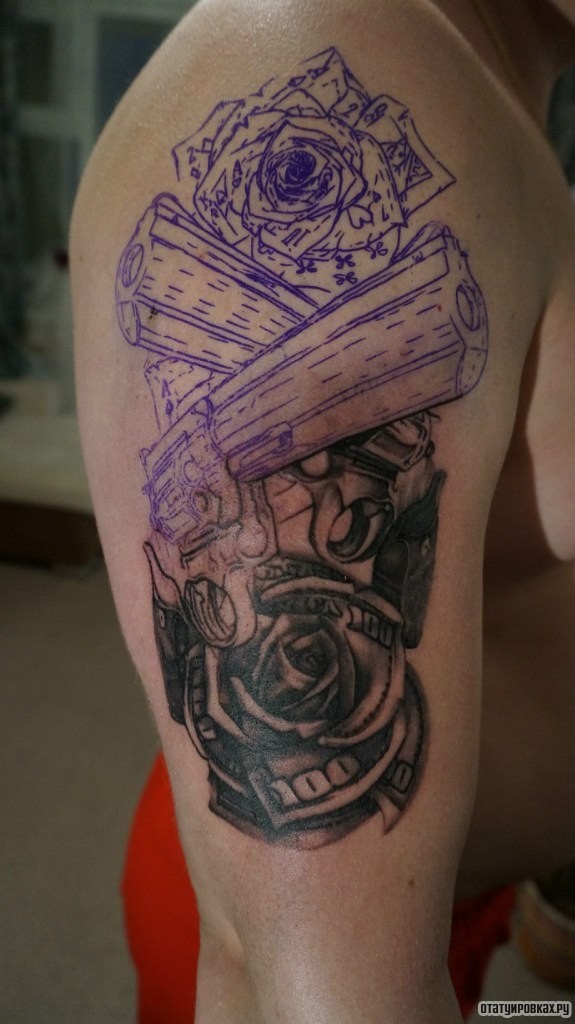 Фотография татуировки под названием «Пистолеты и роза из купюр»
