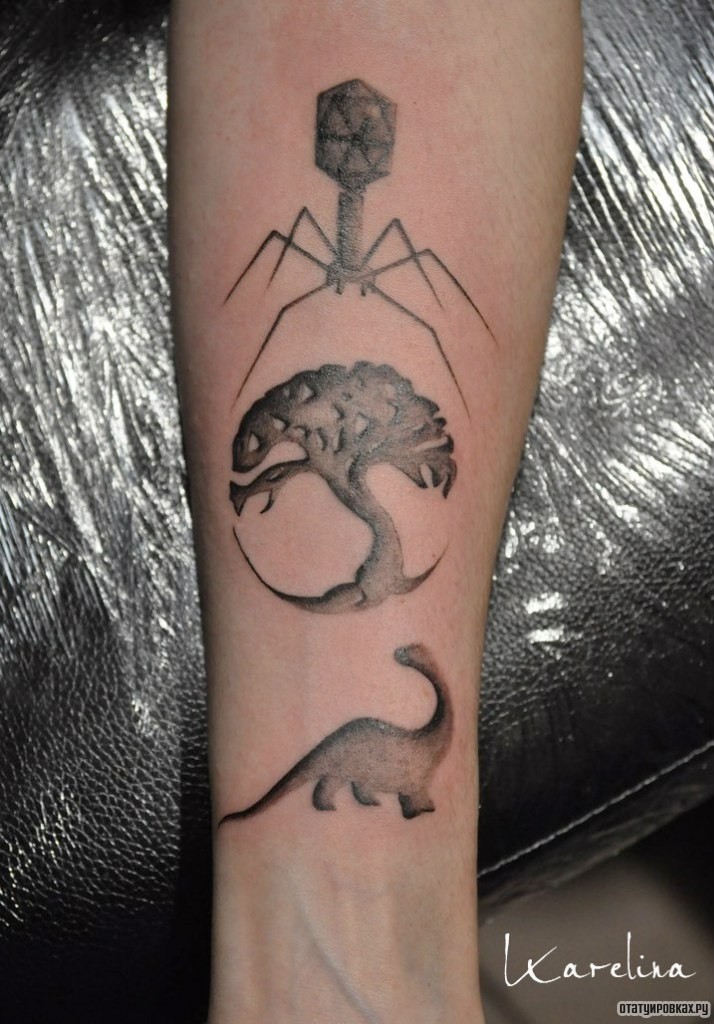 Фотография татуировки под названием «Дерево динозаврик»