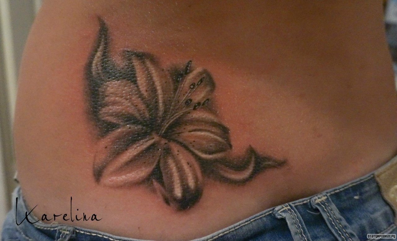 Фотография татуировки под названием «Лилия черно белая»