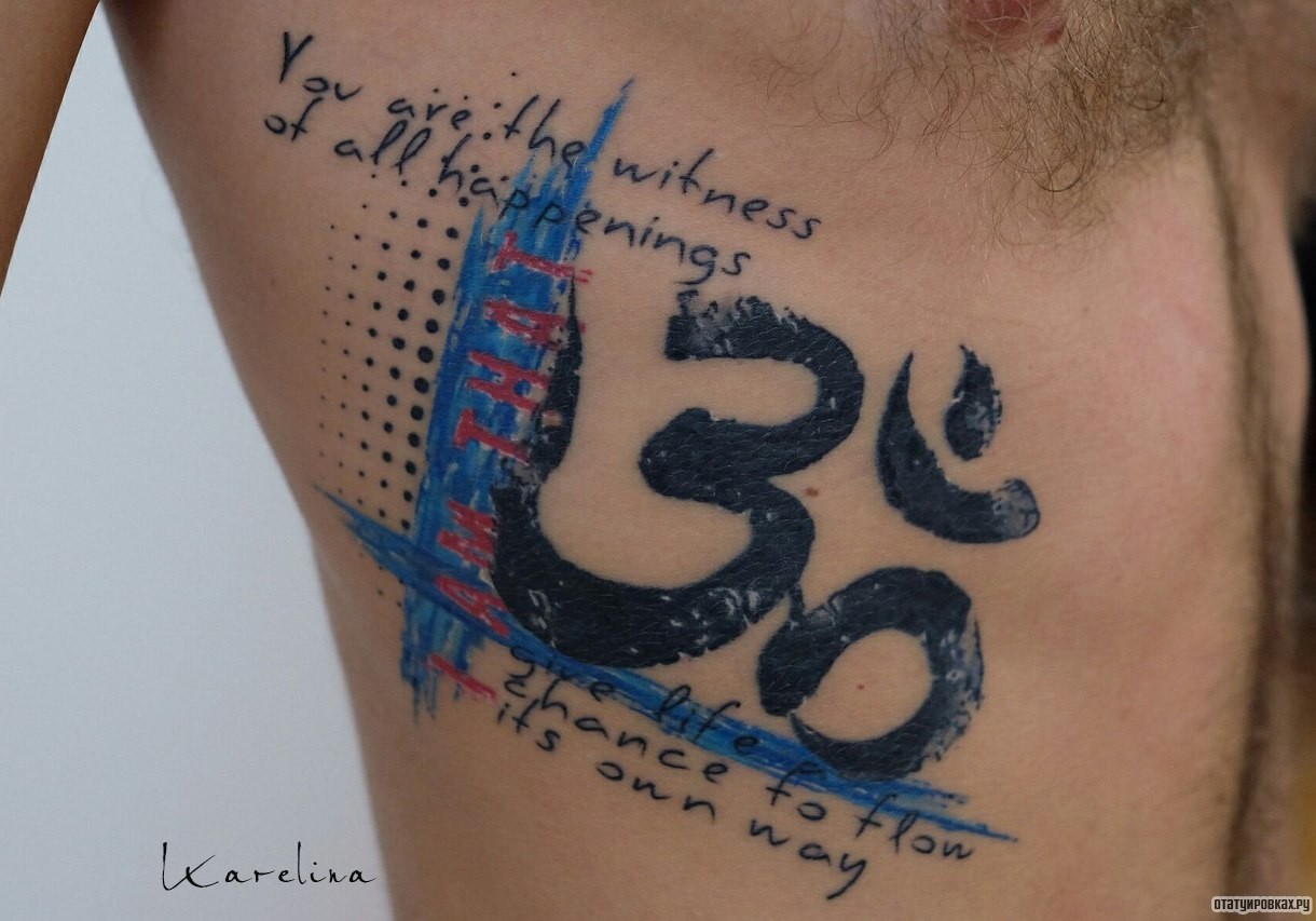 Фотография татуировки под названием «Надписи и символ ом»