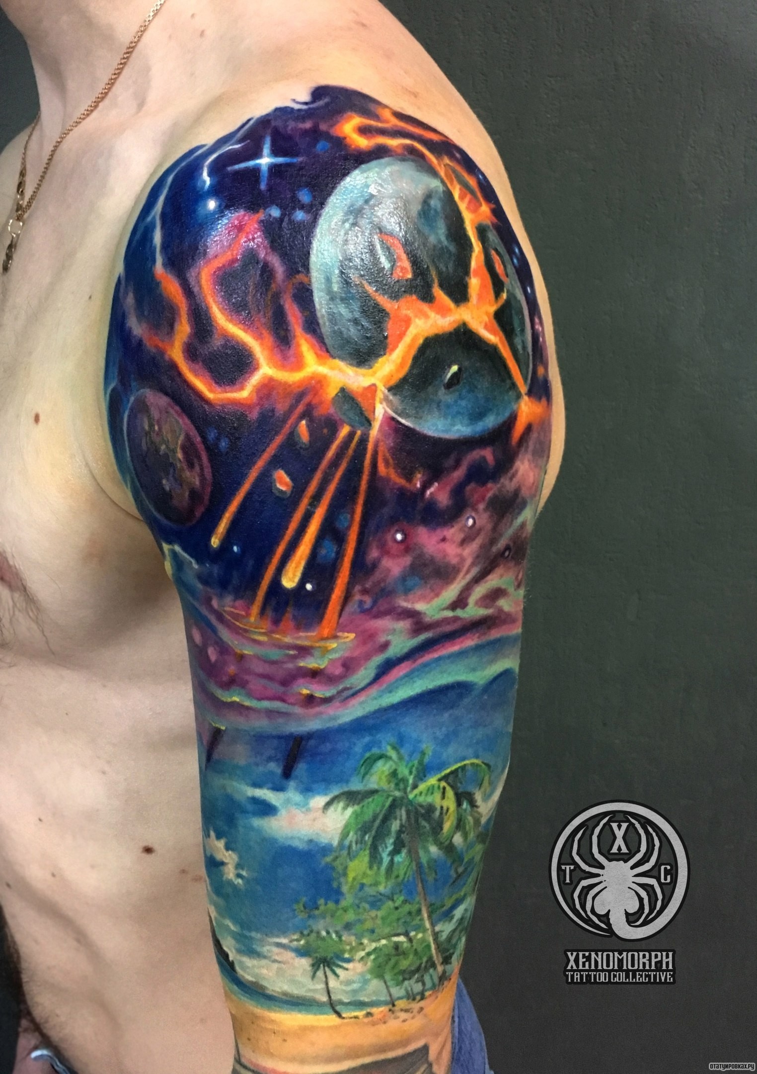 Фотография татуировки под названием «Небо планеты с пальмами»