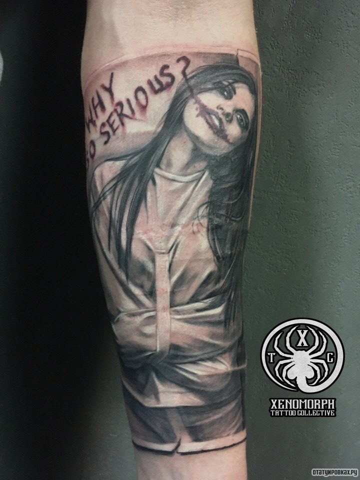 Фотография татуировки под названием «Девушка с порваным ртом в смирительной рубашке»
