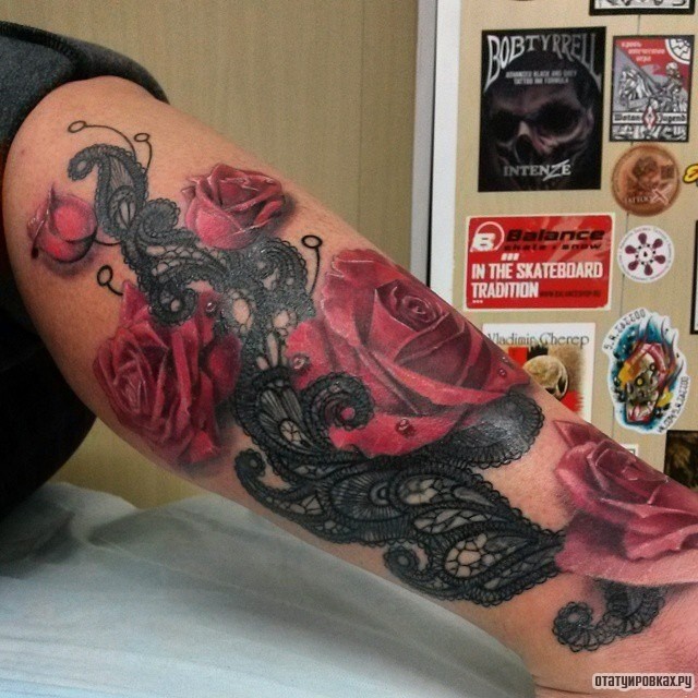 Фотография татуировки под названием «Розы и кружевной узор»